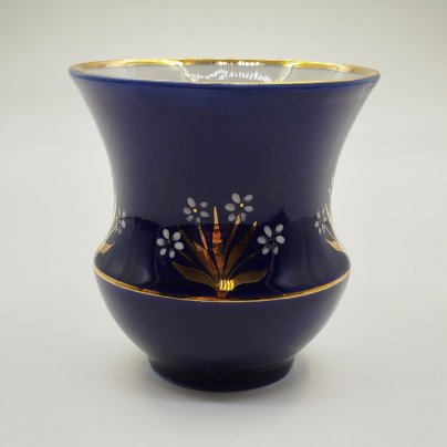 Ваза с растительным декором