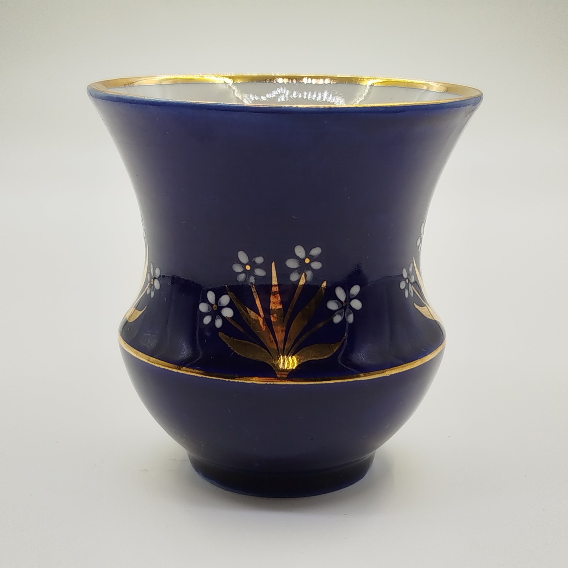 Ваза с растительным декором