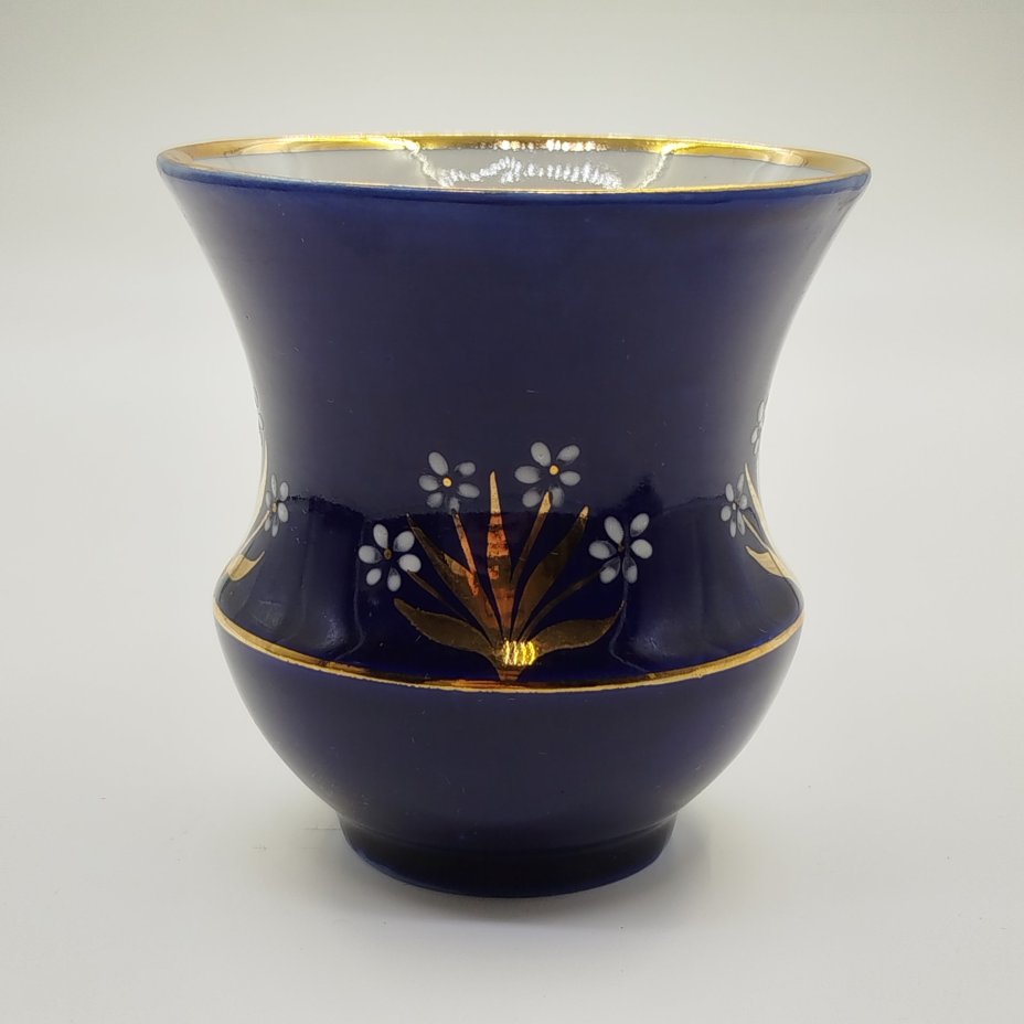 Ваза с растительным декором