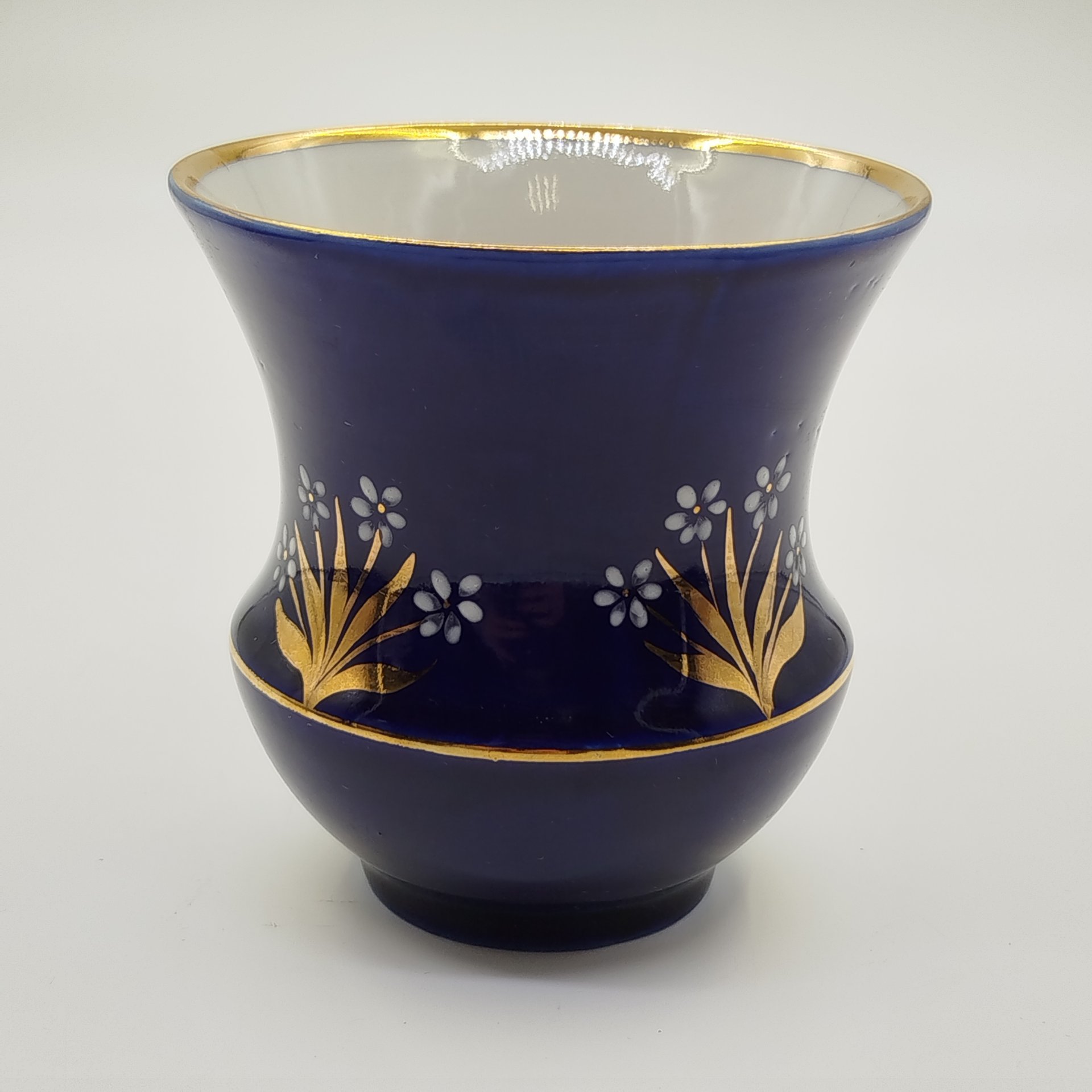 Ваза с растительным декором