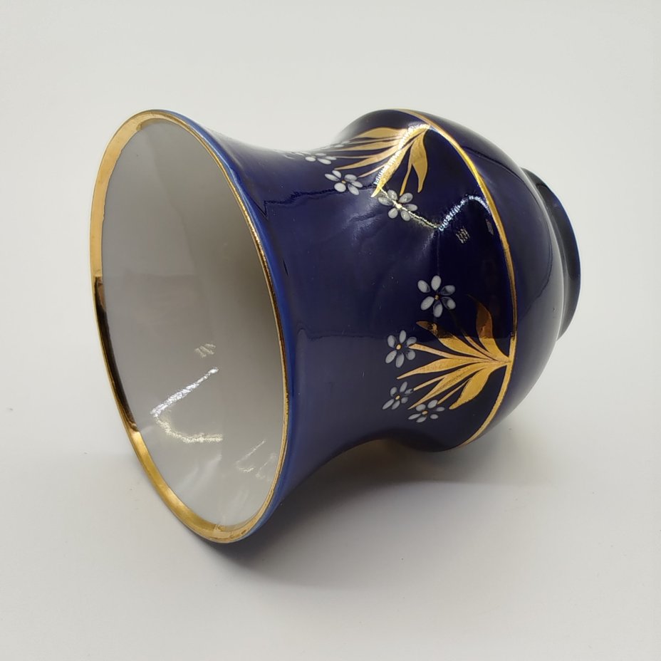 Ваза с растительным декором