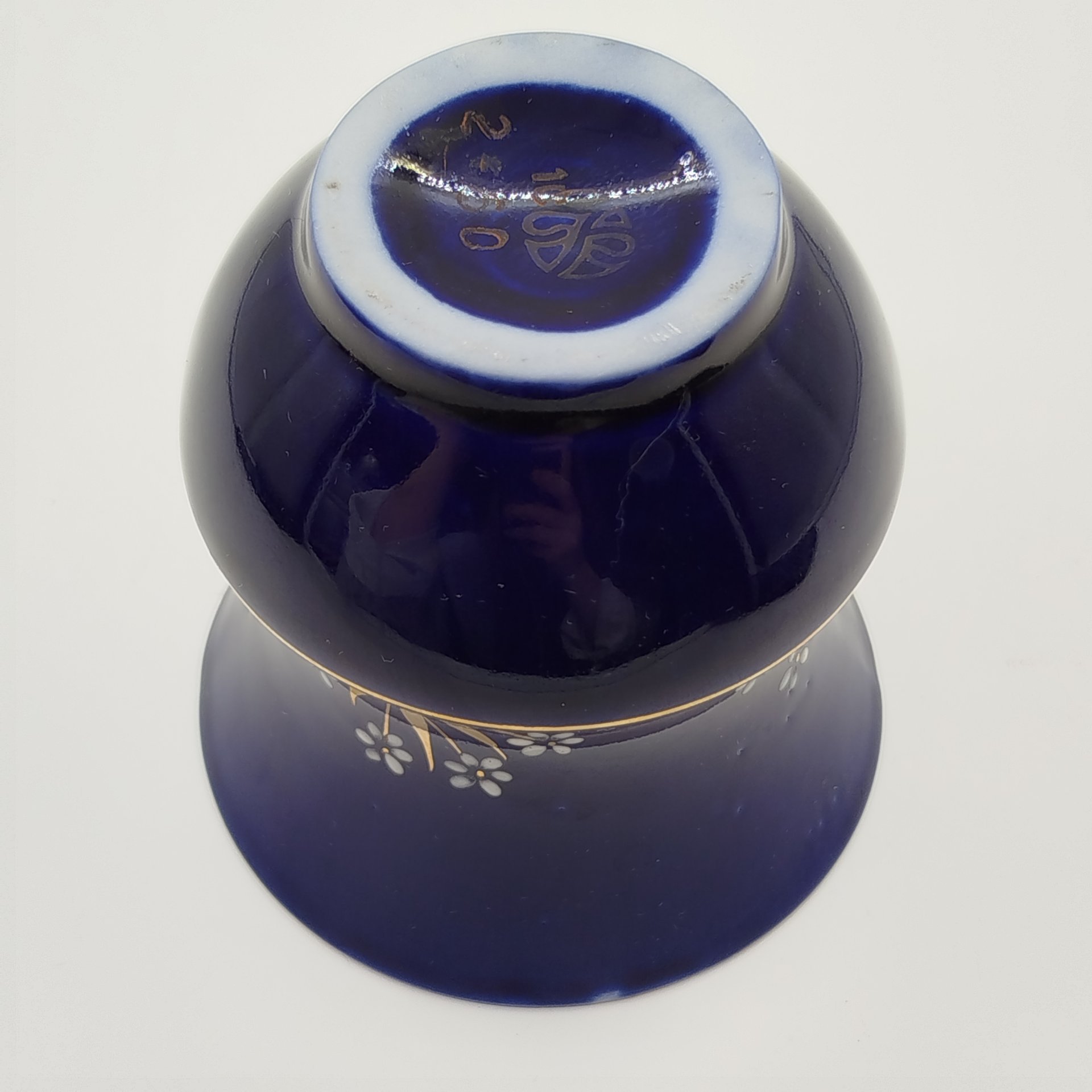 Ваза с растительным декором