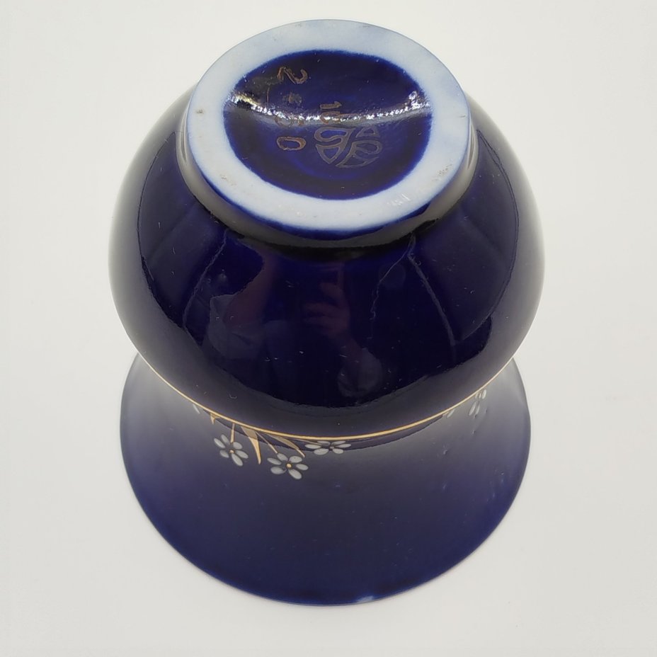 Ваза с растительным декором