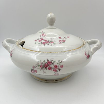 Супница (террина), украшенная цветочным декором