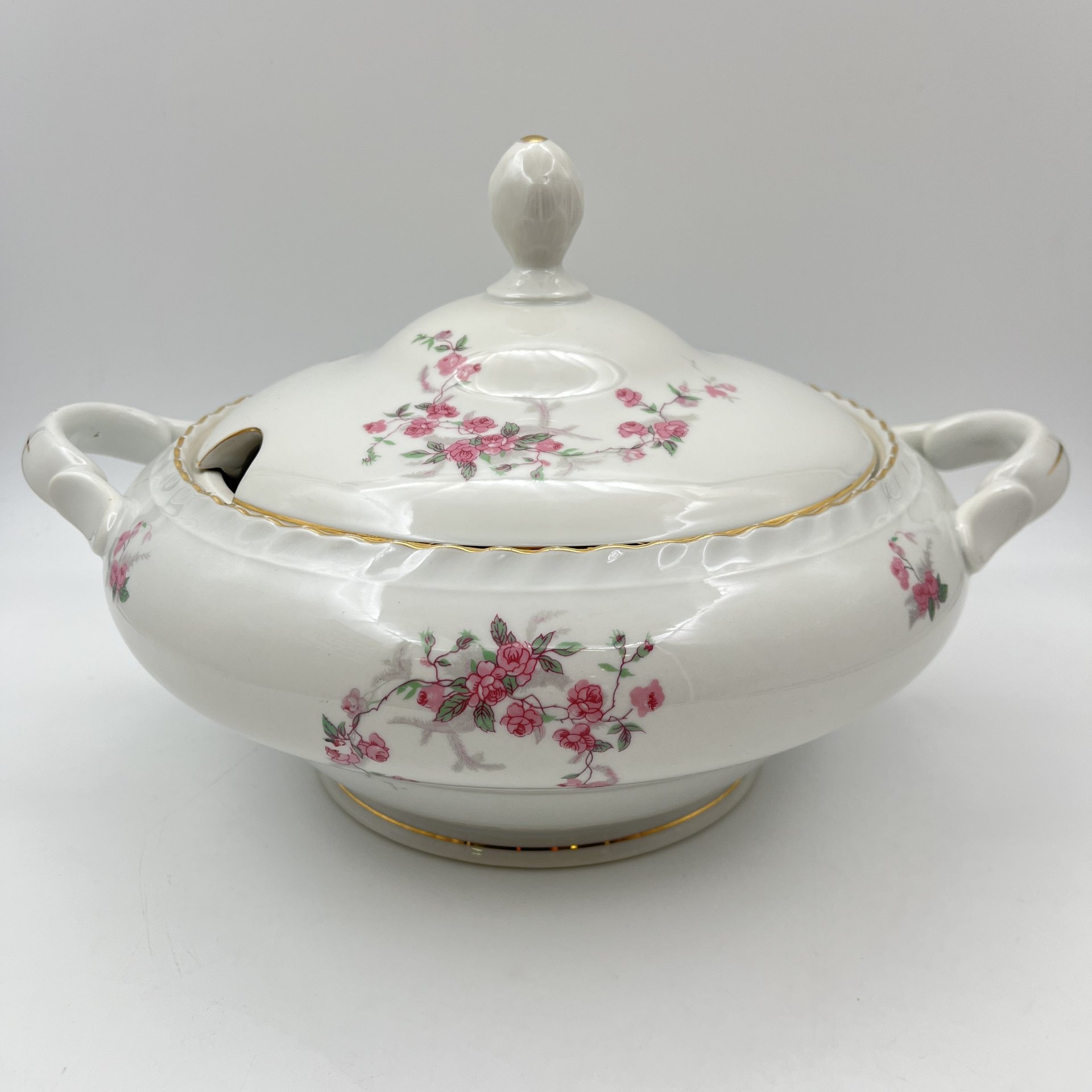 Супница (террина), украшенная цветочным декором