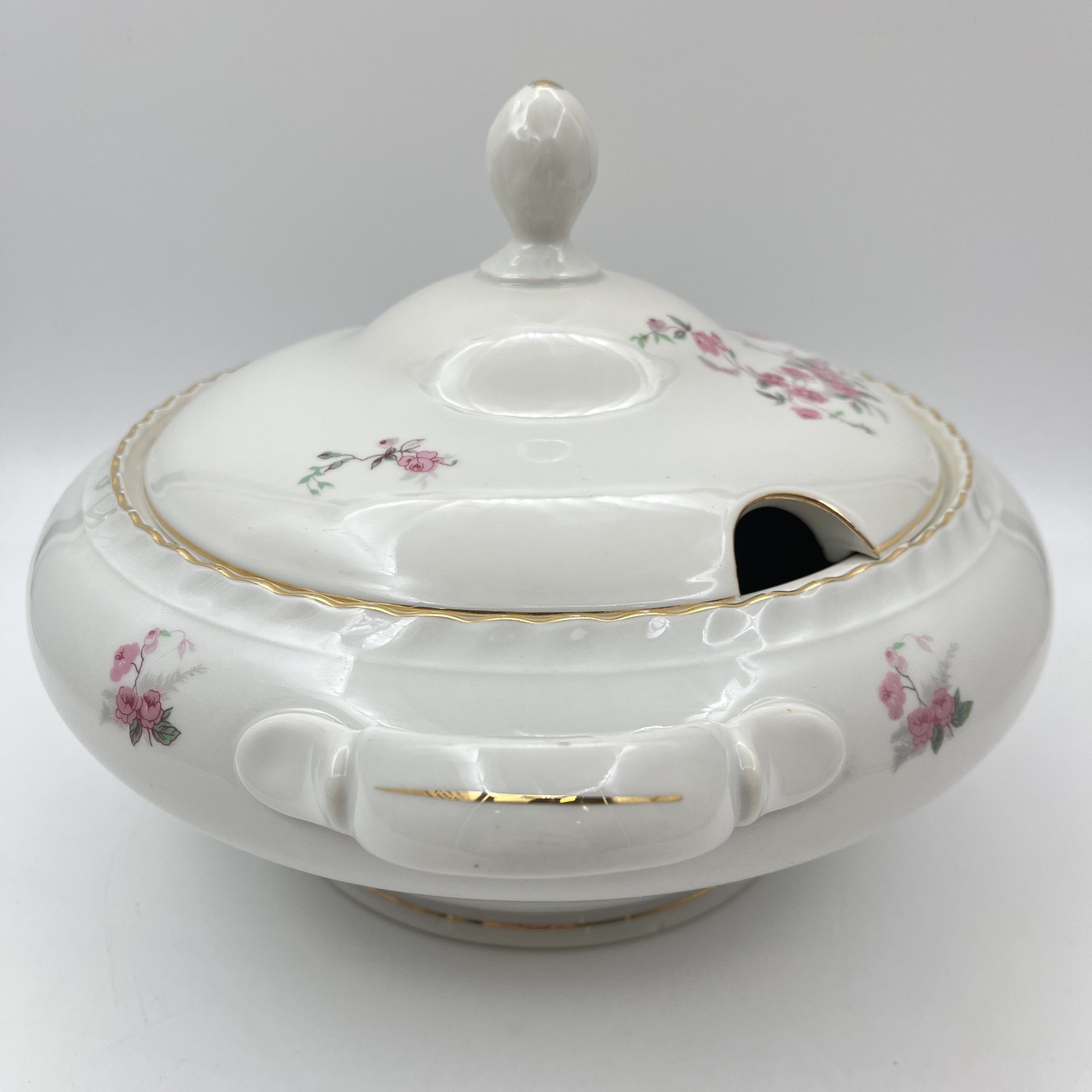 Супница (террина), украшенная цветочным декором