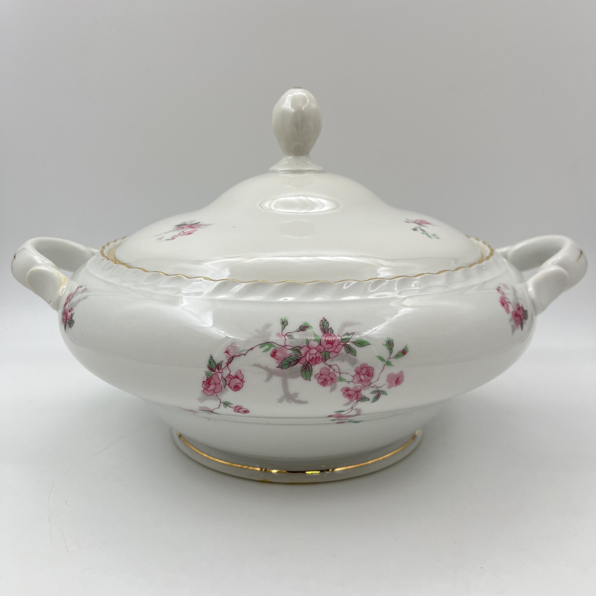 Супница (террина), украшенная цветочным декором