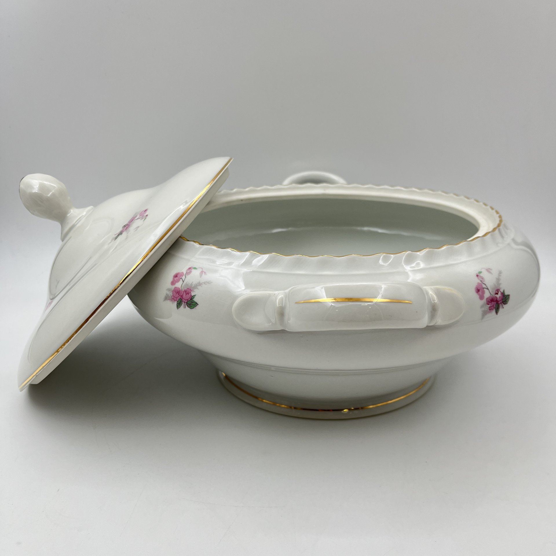 Супница (террина), украшенная цветочным декором