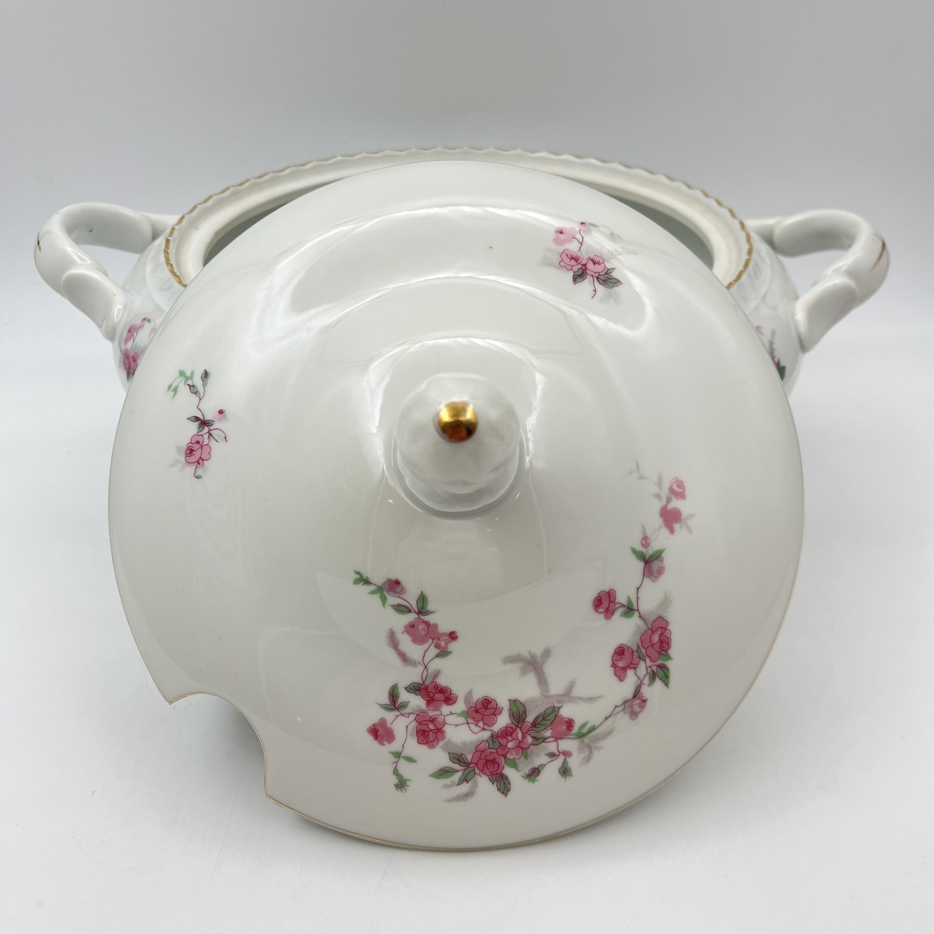 Супница (террина), украшенная цветочным декором