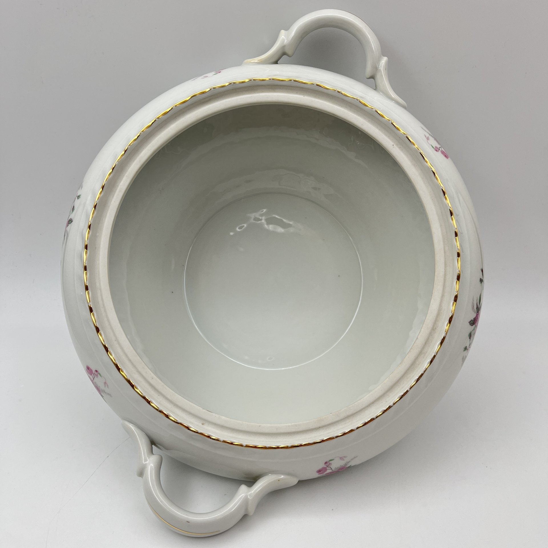 Супница (террина), украшенная цветочным декором