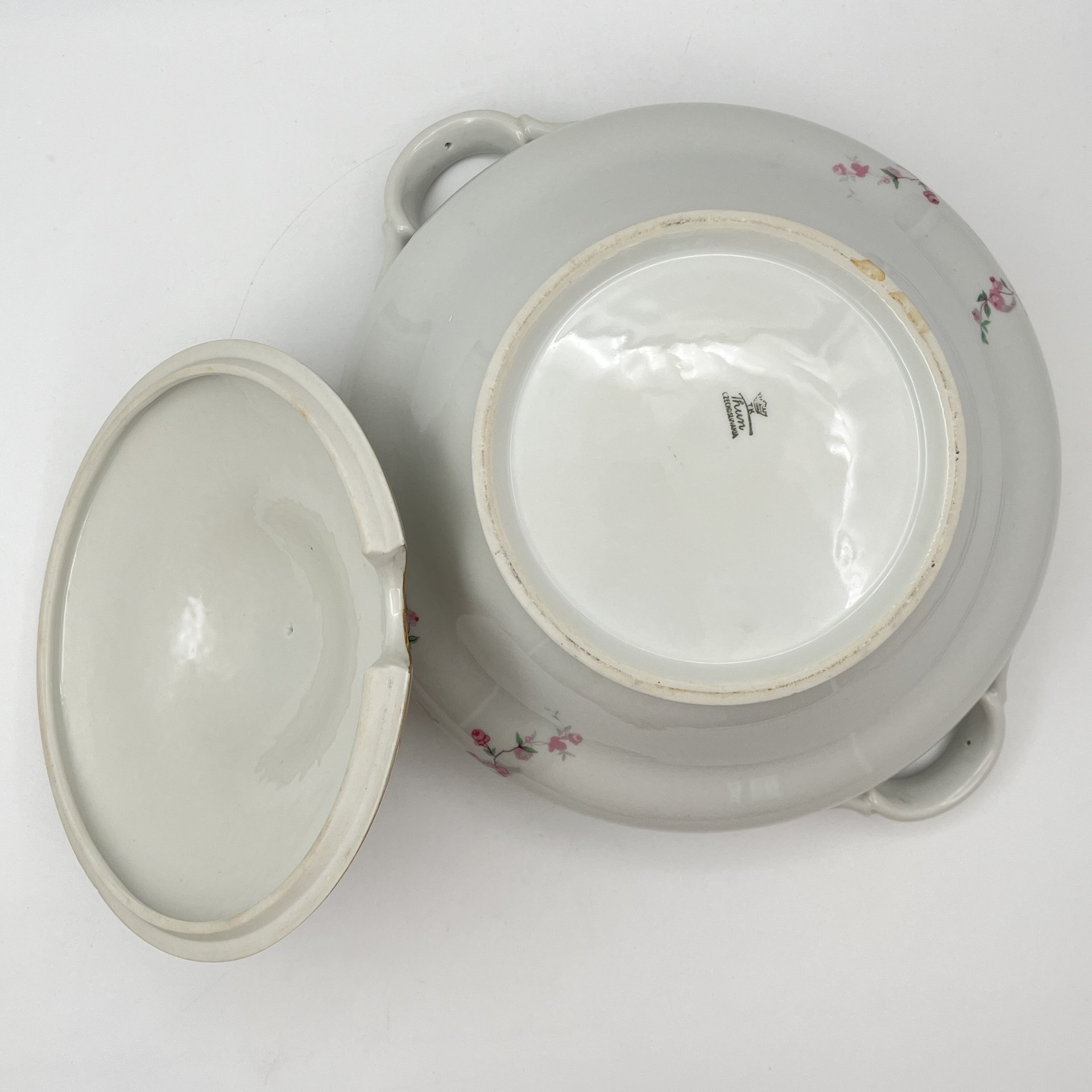 Супница (террина), украшенная цветочным декором