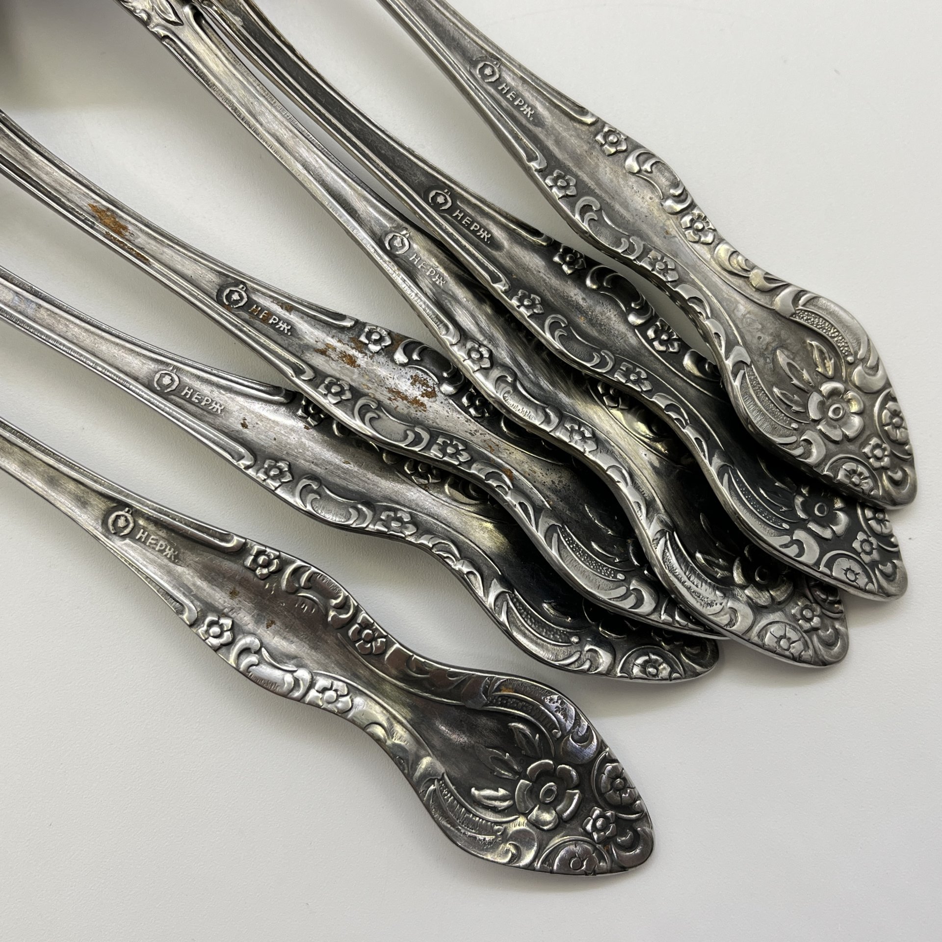 Набор из 6-ти столовых ложек, украшенных растительным декором, нержавеющая сталь, Павловский завод художественных металлоизделий им. С.М. Кирова, СССР, 1970-1990 гг.