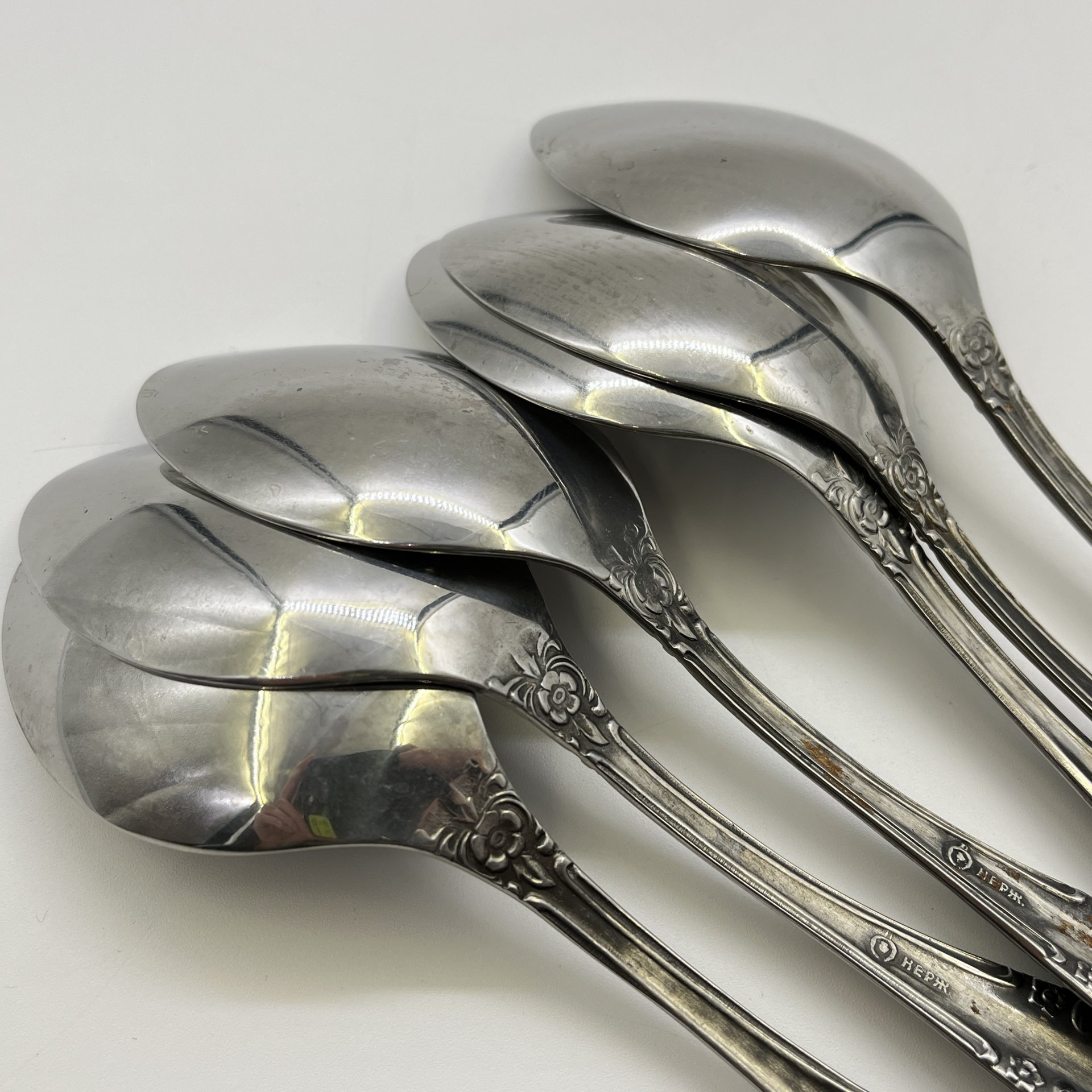 Набор из 6-ти столовых ложек, украшенных растительным декором, нержавеющая сталь, Павловский завод художественных металлоизделий им. С.М. Кирова, СССР, 1970-1990 гг.