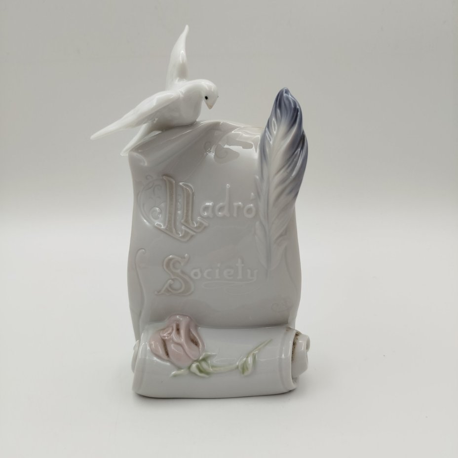 Коллекционная статуэтка "Lladro society" в виде плакетки , украшенной голубем и розой, фарфор, роспись, Lladro, Испания, 1998 г.