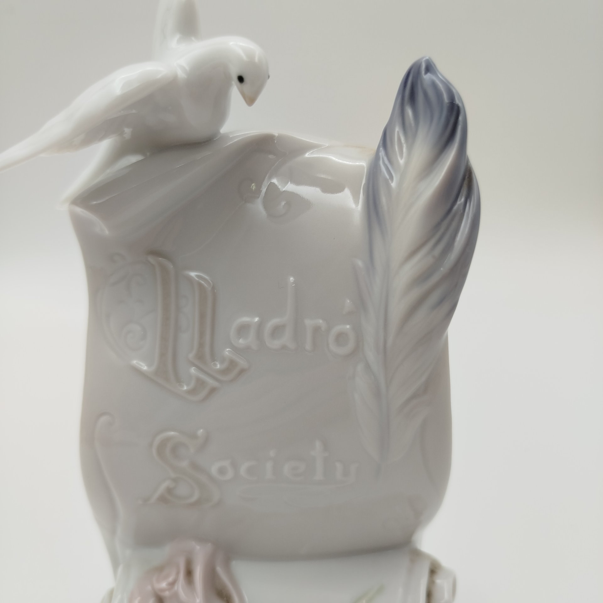 Коллекционная статуэтка "Lladro society" в виде плакетки , украшенной голубем и розой, фарфор, роспись, Lladro, Испания, 1998 г.