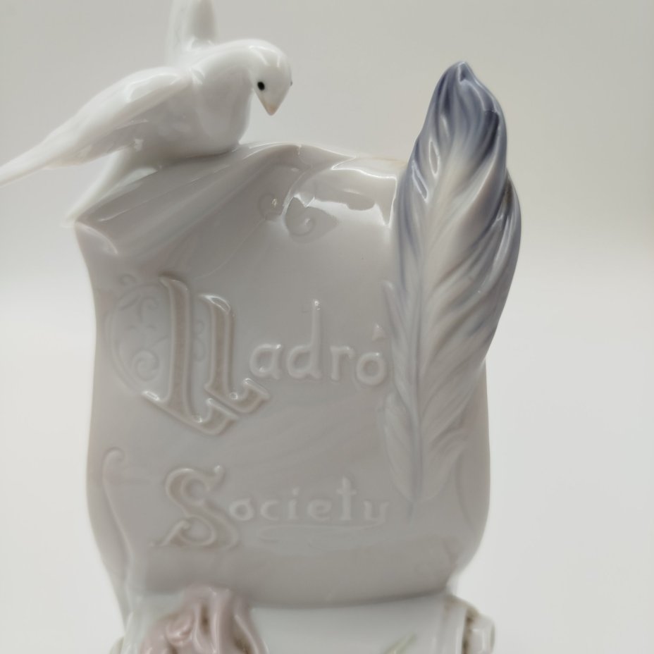 Коллекционная статуэтка "Lladro society" в виде плакетки , украшенной голубем и розой, фарфор, роспись, Lladro, Испания, 1998 г.
