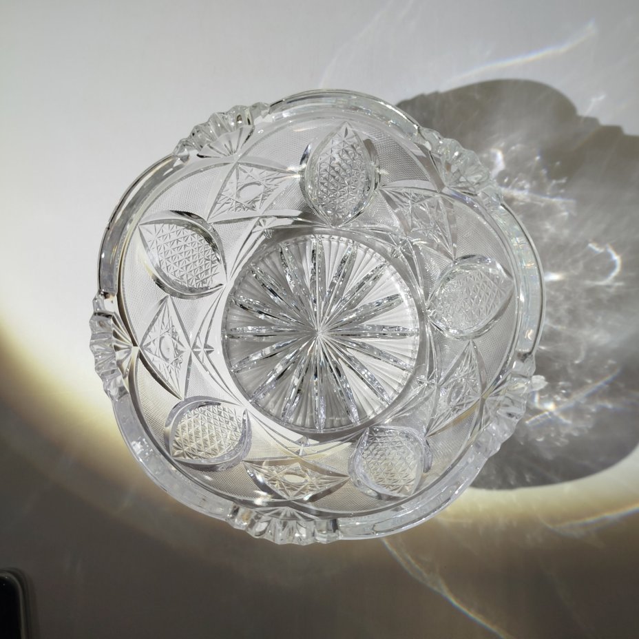 Конфетница с резным декором