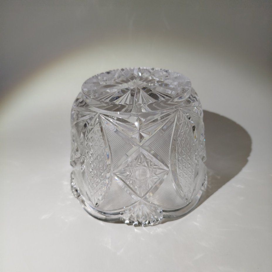 Конфетница с резным декором