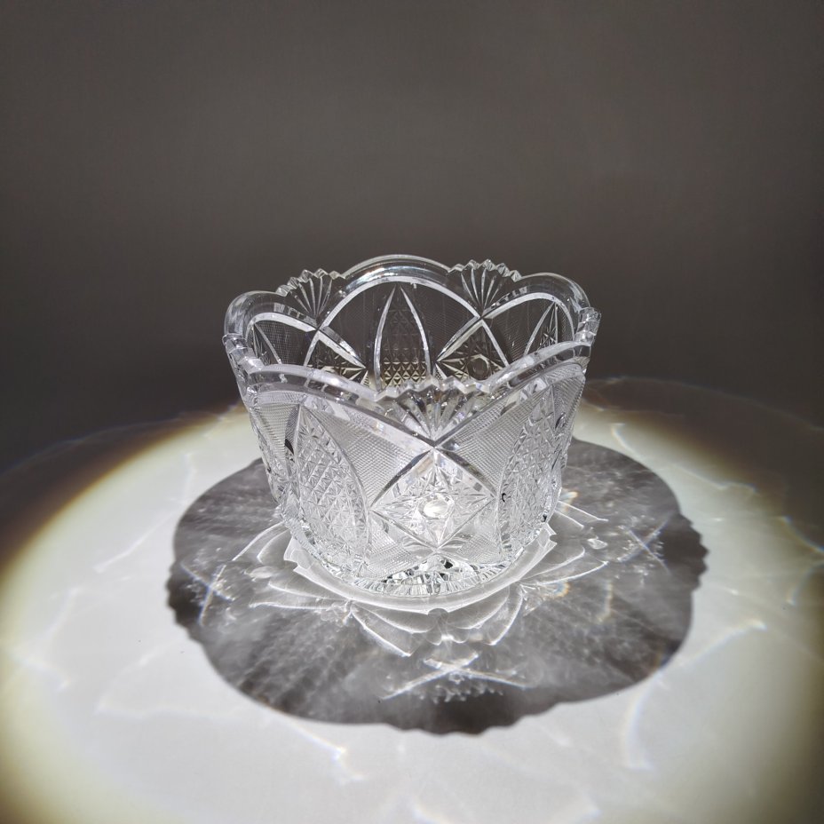 Конфетница с резным декором