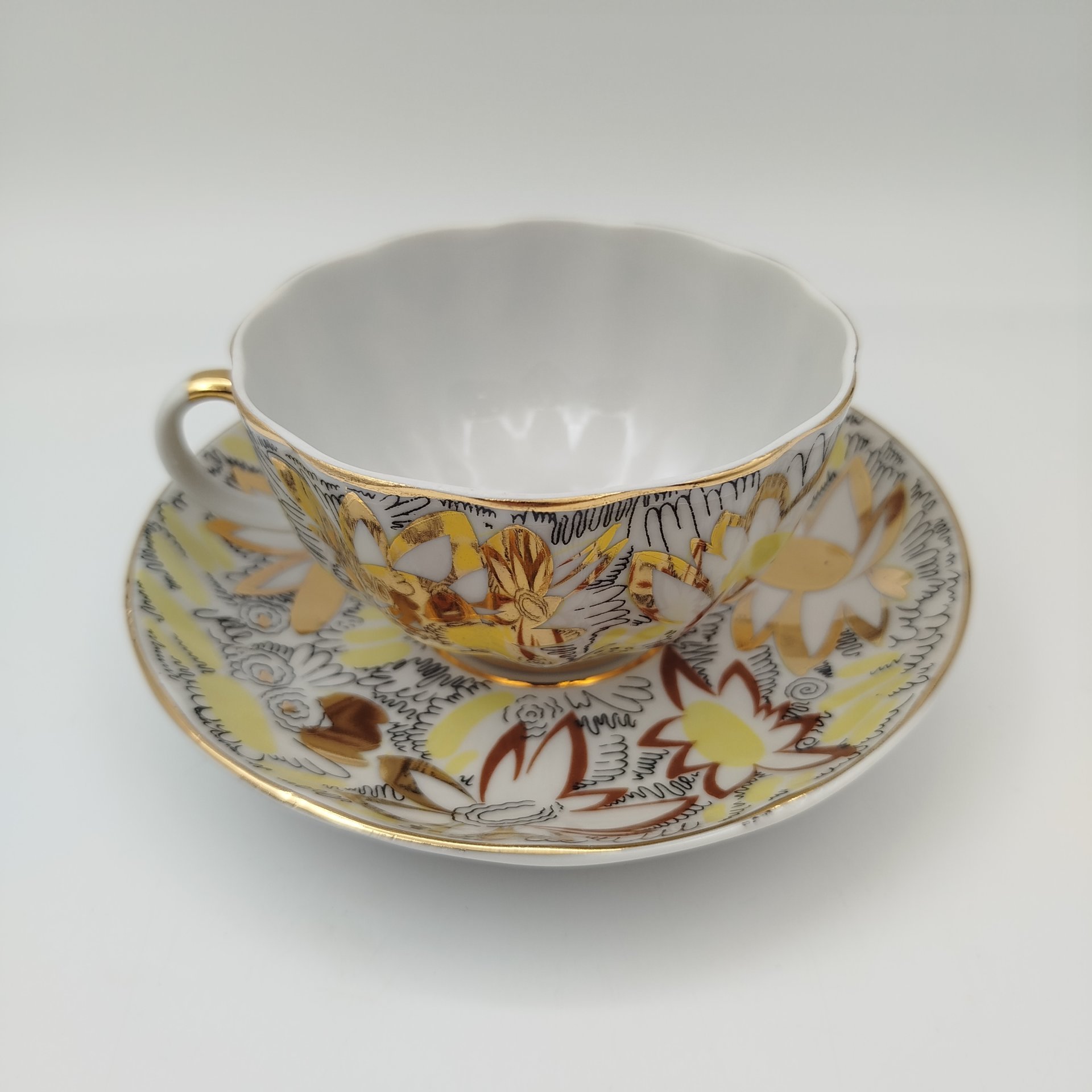 Пара чайная "Золотые ромашки", автор росписи Л.И. Григорьева, форма "Тюльпан", фарфор, деколь, золочение, Ленинградский фарфоровый завод (ЛФЗ), СССР, 1970-1986 гг.
