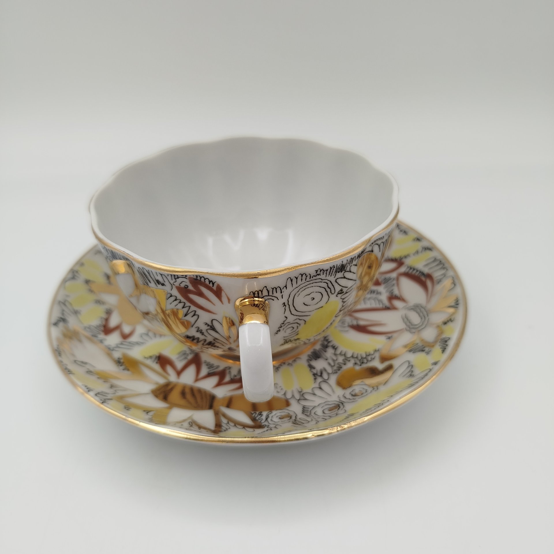 Пара чайная "Золотые ромашки", автор росписи Л.И. Григорьева, форма "Тюльпан", фарфор, деколь, золочение, Ленинградский фарфоровый завод (ЛФЗ), СССР, 1970-1986 гг.