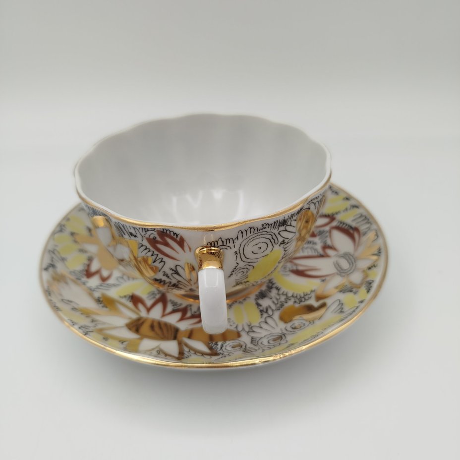 Пара чайная "Золотые ромашки", автор росписи Л.И. Григорьева, форма "Тюльпан", фарфор, деколь, золочение, Ленинградский фарфоровый завод (ЛФЗ), СССР, 1970-1986 гг.