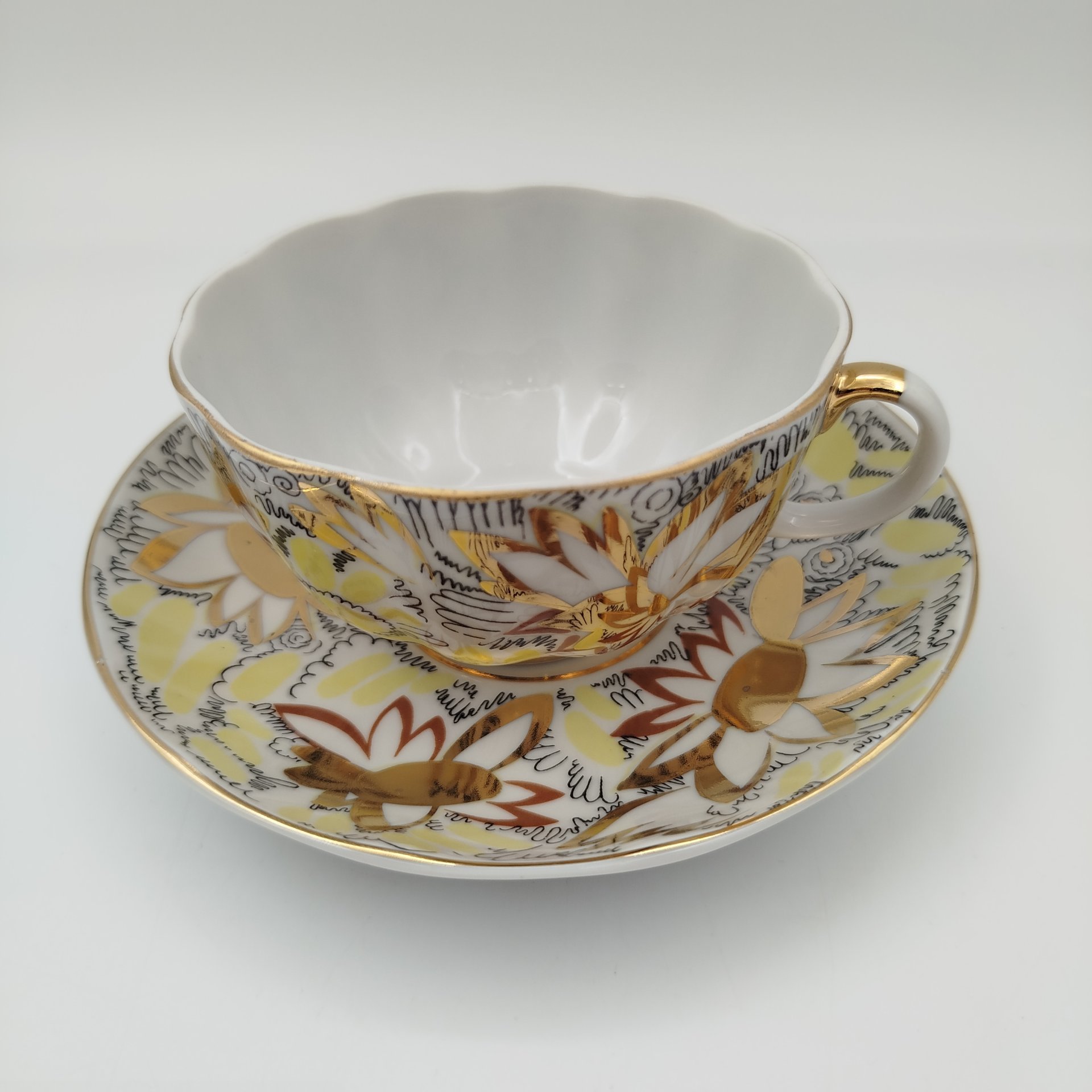 Пара чайная "Золотые ромашки", автор росписи Л.И. Григорьева, форма "Тюльпан", фарфор, деколь, золочение, Ленинградский фарфоровый завод (ЛФЗ), СССР, 1970-1986 гг.