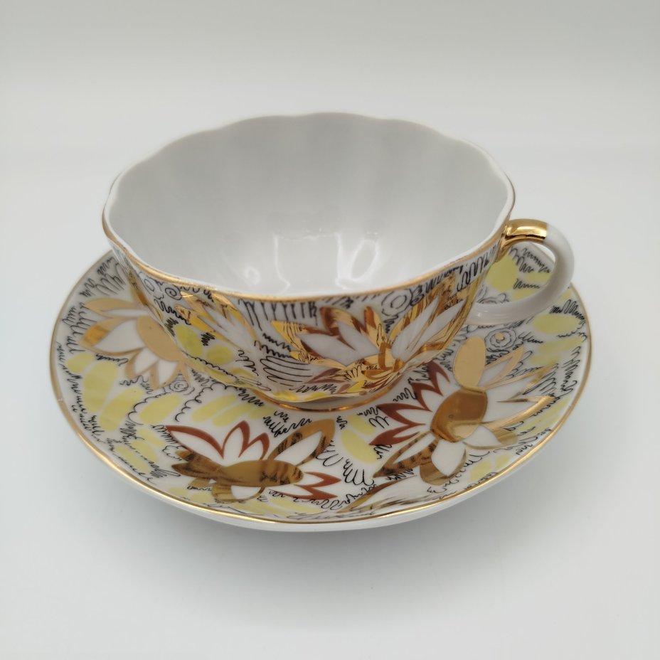 Пара чайная "Золотые ромашки", автор росписи Л.И. Григорьева, форма "Тюльпан", фарфор, деколь, золочение, Ленинградский фарфоровый завод (ЛФЗ), СССР, 1970-1986 гг.