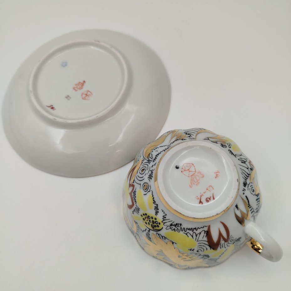 Пара чайная "Золотые ромашки", автор росписи Л.И. Григорьева, форма "Тюльпан", фарфор, деколь, золочение, Ленинградский фарфоровый завод (ЛФЗ), СССР, 1970-1986 гг.