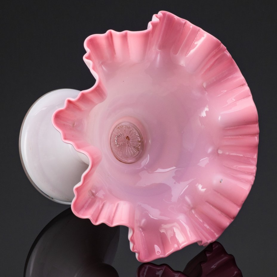 Ваза-конфетница розового цвета формы "барок" с фестончатым бортом (малая), стекло, молочное стекло, Ключинский завод купцов Болотиных, Российская империя, 1890-1917 гг.