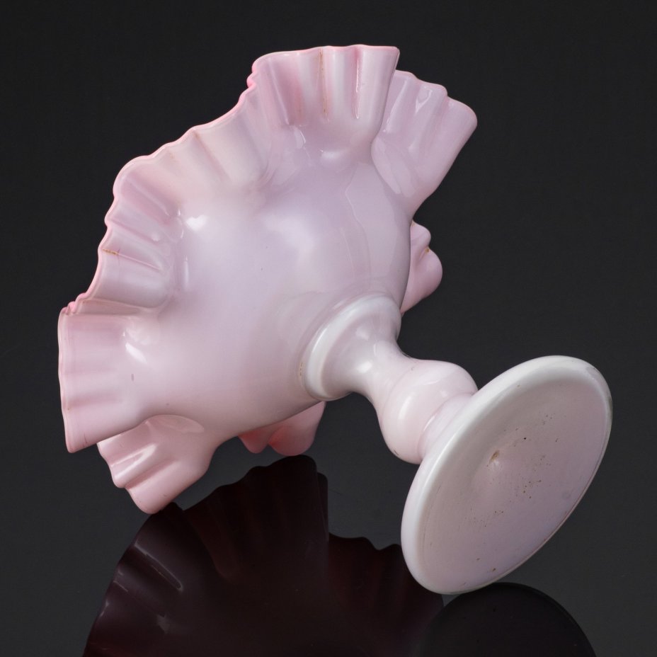 Ваза-конфетница розового цвета формы "барок" с фестончатым бортом (малая), стекло, молочное стекло, Ключинский завод купцов Болотиных, Российская империя, 1890-1917 гг.