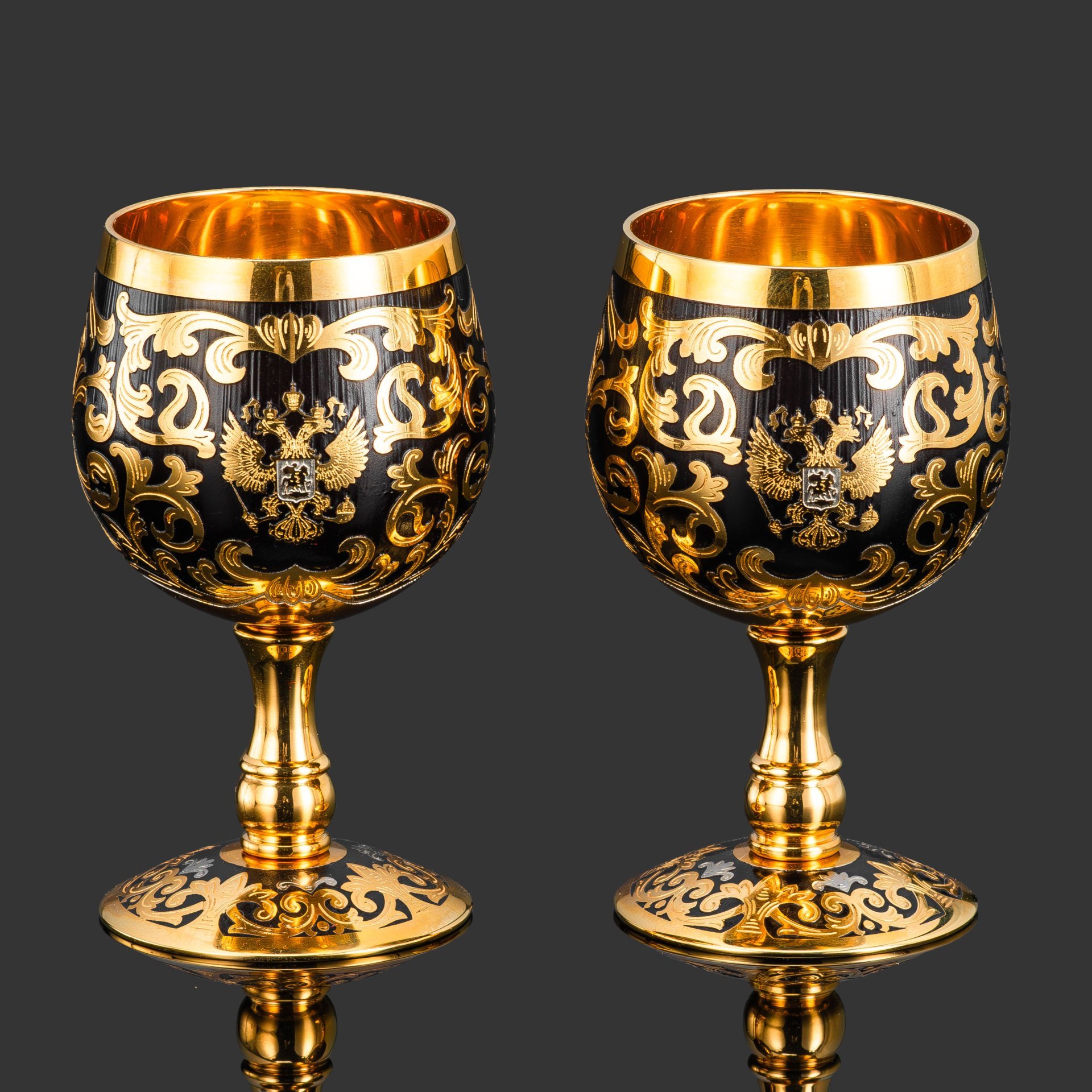 Набор рюмочек "Россия" на две персоны, латунь, золочение, никелирование, чернение, травление; в подарочном коробе из дерева с бархатным ложементом, Российская Федерация, 2026 г.