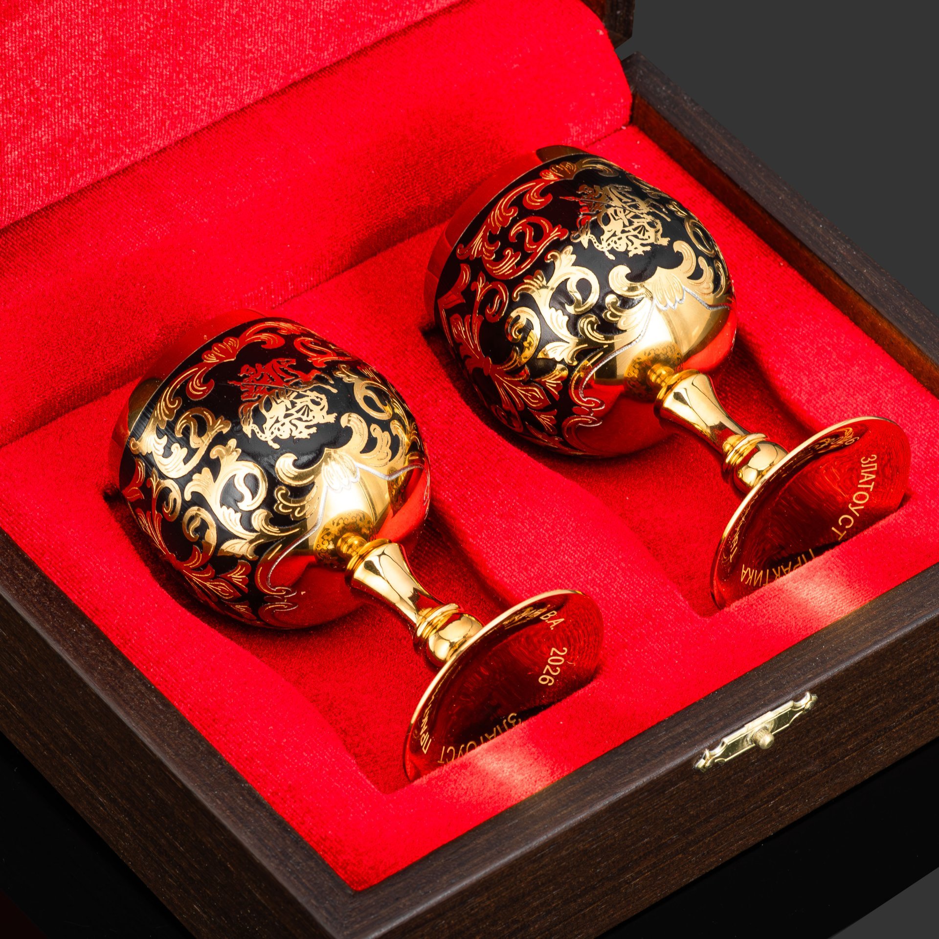 Набор рюмочек "Россия" на две персоны, латунь, золочение, никелирование, чернение, травление; в подарочном коробе из дерева с бархатным ложементом, Российская Федерация, 2026 г.