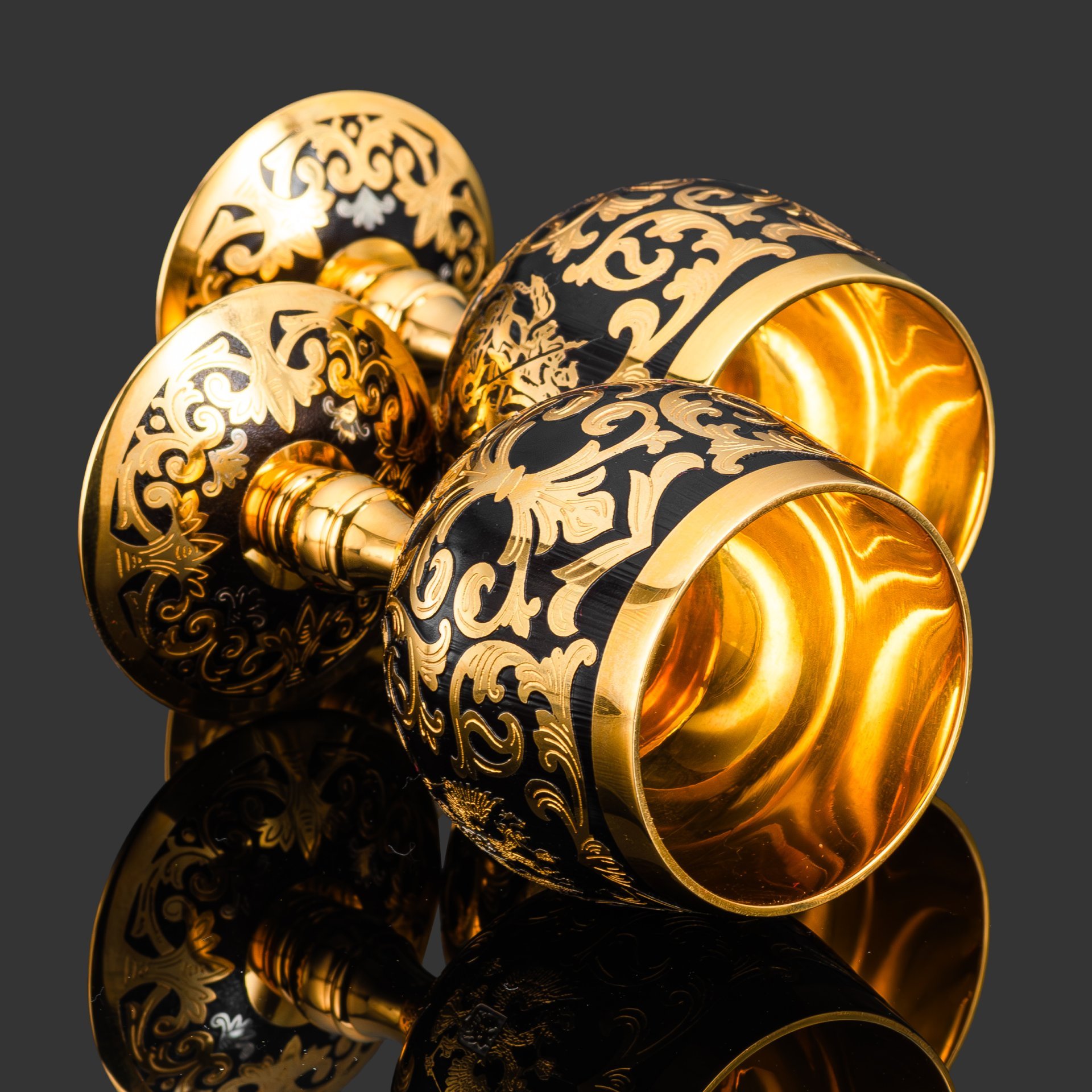 Набор рюмочек "Россия" на две персоны, латунь, золочение, никелирование, чернение, травление; в подарочном коробе из дерева с бархатным ложементом, Российская Федерация, 2026 г.