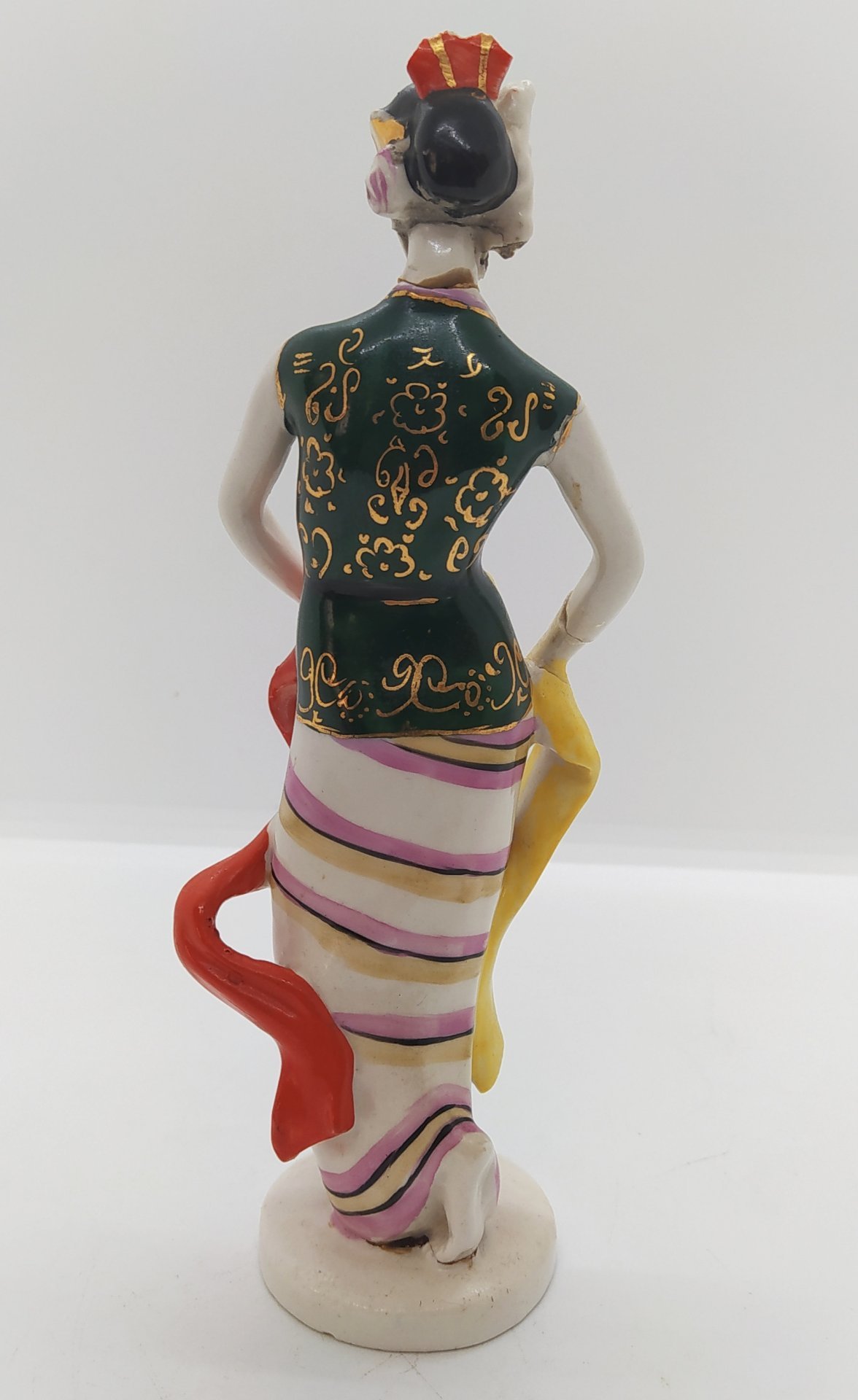 Статуэтка «Индонезийский танец с лентами», скульптор А.А. Киселёв, фарфор, роспись, Ленинградский завод фарфоровых изделий (ЛЗФИ), СССР, 1956-1967 гг.