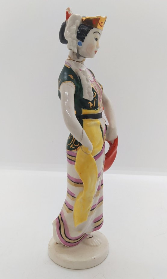 Статуэтка «Индонезийский танец с лентами», скульптор А.А. Киселёв, фарфор, роспись, Ленинградский завод фарфоровых изделий (ЛЗФИ), СССР, 1956-1967 гг.