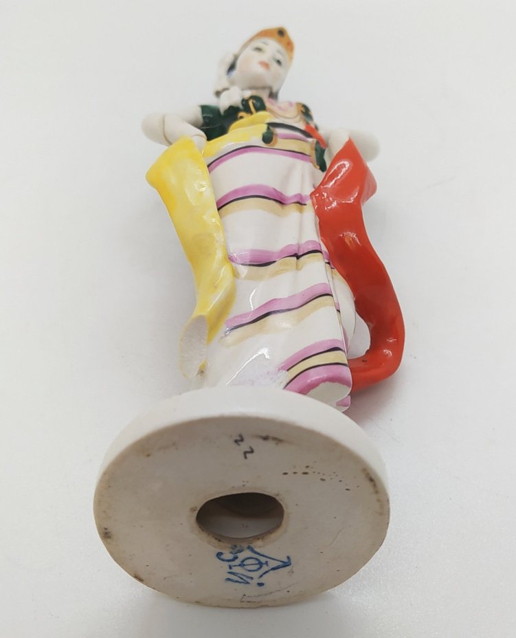 Статуэтка «Индонезийский танец с лентами», скульптор А.А. Киселёв, фарфор, роспись, Ленинградский завод фарфоровых изделий (ЛЗФИ), СССР, 1956-1967 гг.