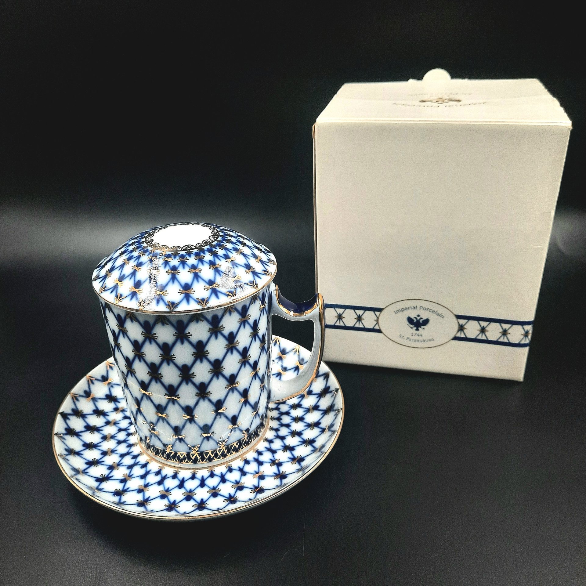 Пара чайная "Кобальтовая сетка" с крышкой, форма "Снежное утро", в оригинальной коробке, фарфор, деколь, золочение, картон, Императорский фарфоровый завод (ИФЗ), Российская Федерация, 2006-2020 гг.