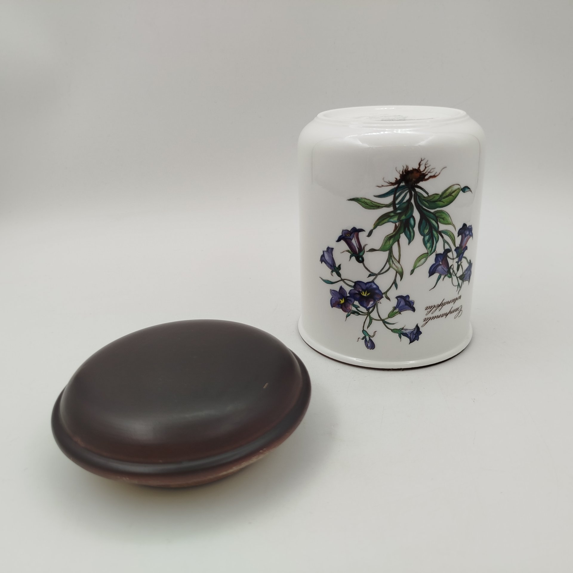 Банка "Campanula rotundifolia" ("Колокольчик круглолистный") для сыпучих продуктов (для чая, специй), серия "Botanica", фарфор, деколь, дерево (крышка), Villeroy & Boch, Люксембург, 1980-2002 гг.