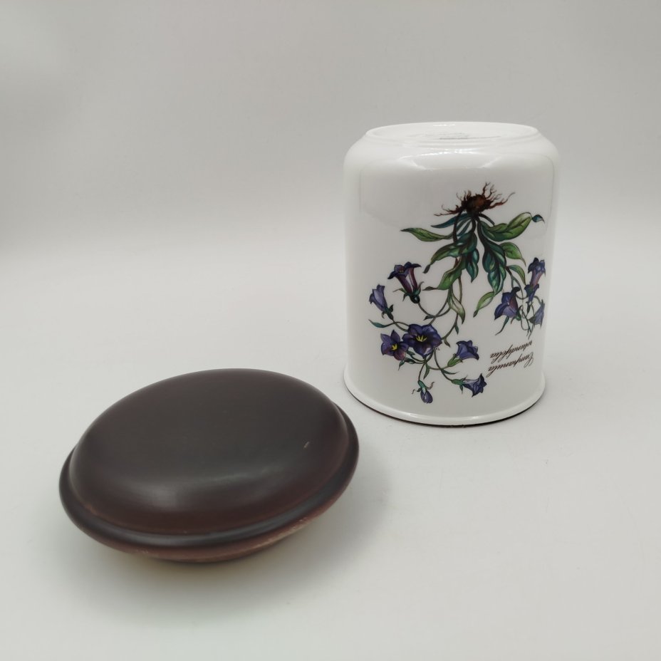 Банка "Campanula rotundifolia" ("Колокольчик круглолистный") для сыпучих продуктов (для чая, специй), серия "Botanica", фарфор, деколь, дерево (крышка), Villeroy & Boch, Люксембург, 1980-2002 гг.