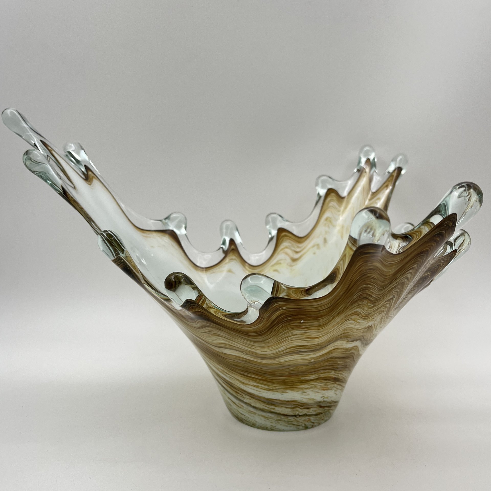 Ваза "Медуза" бежевого оттенка,  Керченский стекольный завод (предположительно), цветное стекло, гутная техника, СССР, 1970-1990 гг.