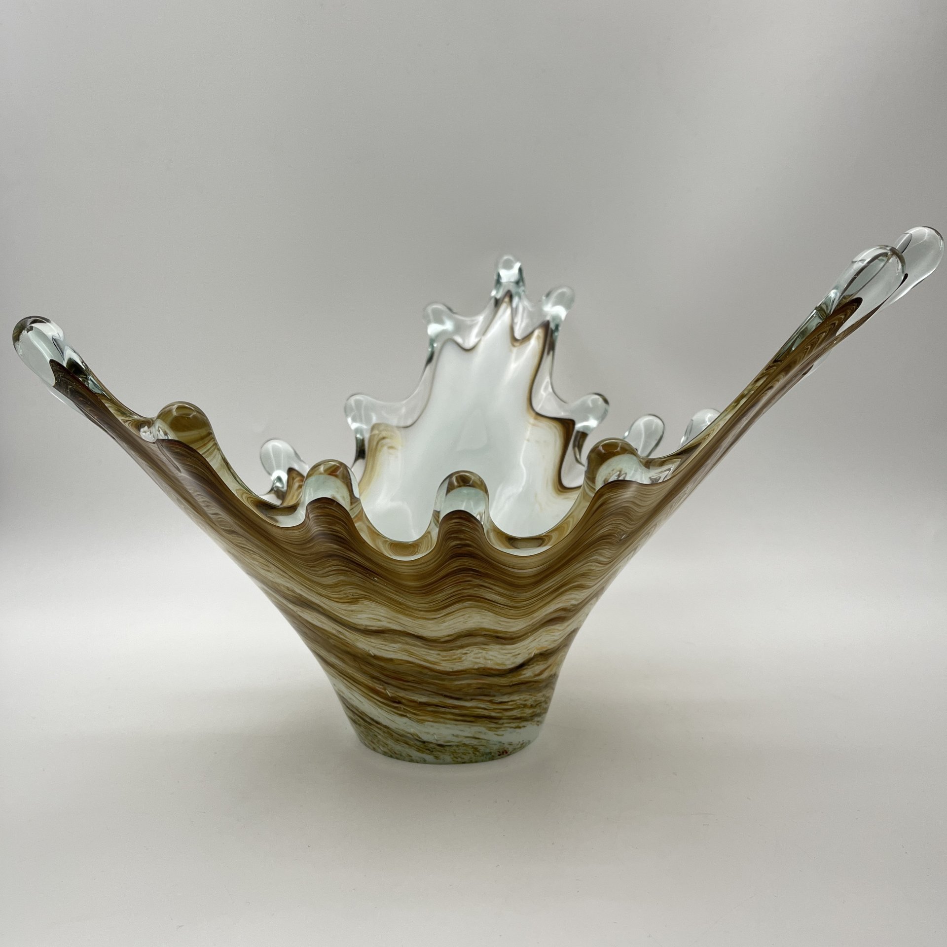 Ваза "Медуза" бежевого оттенка,  Керченский стекольный завод (предположительно), цветное стекло, гутная техника, СССР, 1970-1990 гг.