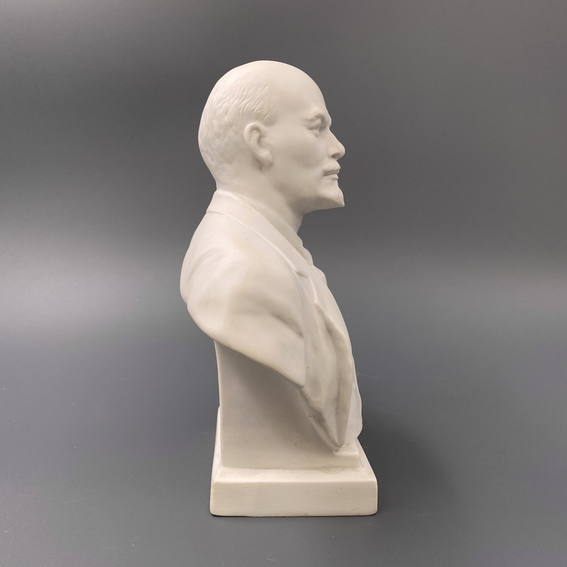 Бюст "Владимир Ильич Ленин",  скульпторы Боголюбов В.Я., Ингал В.И., Ленинградский фарфоровый завод (ЛФЗ)