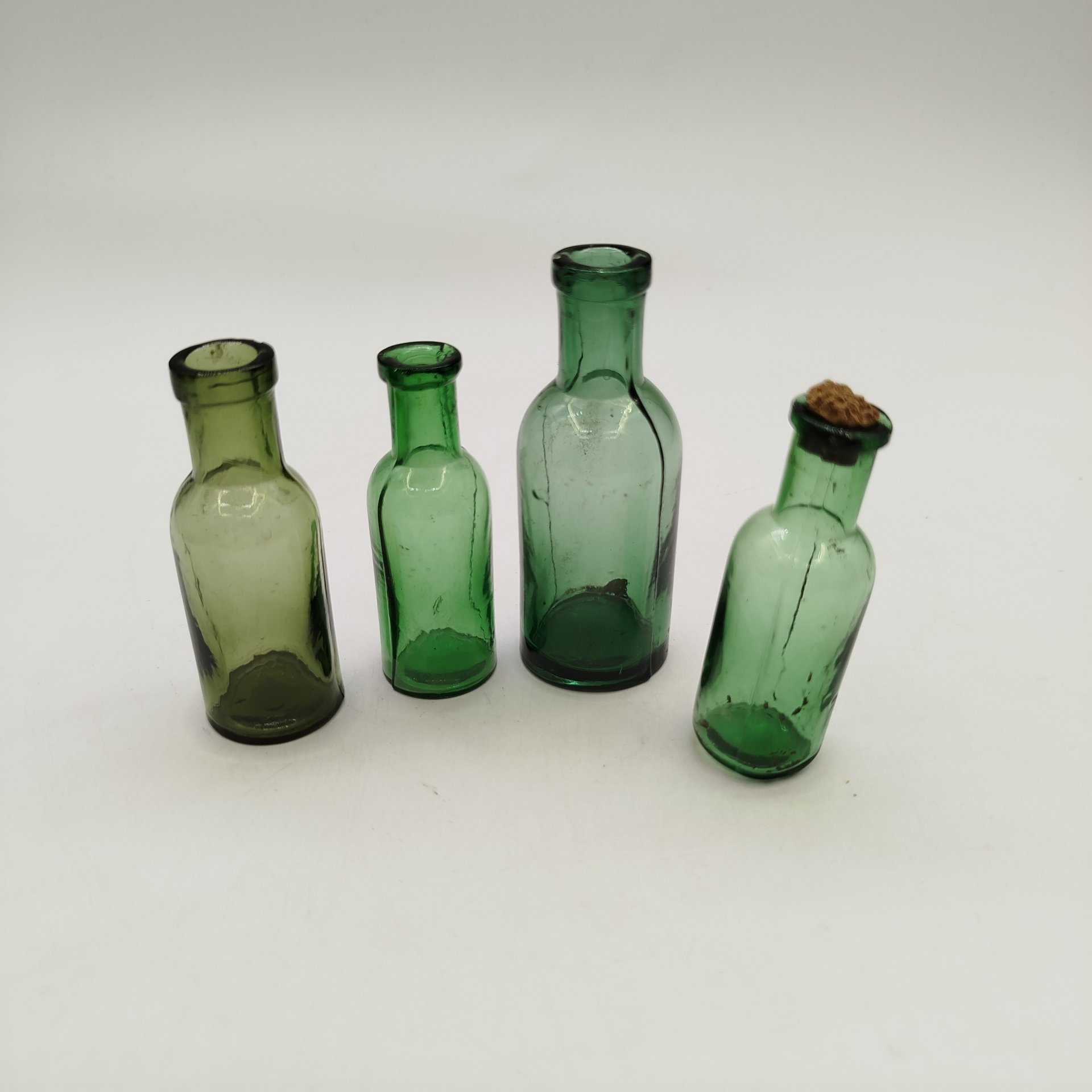 Набор из четырех аптечных пузырьков зеленого оттенка