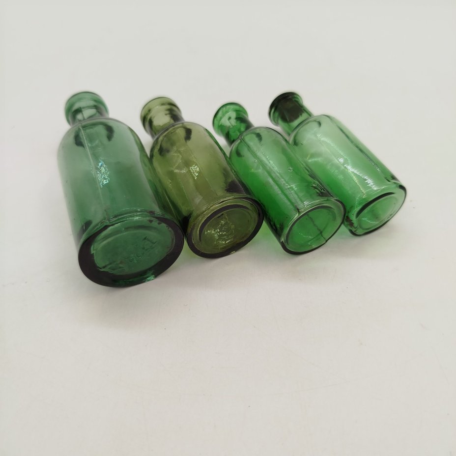 Набор из четырех аптечных пузырьков зеленого оттенка