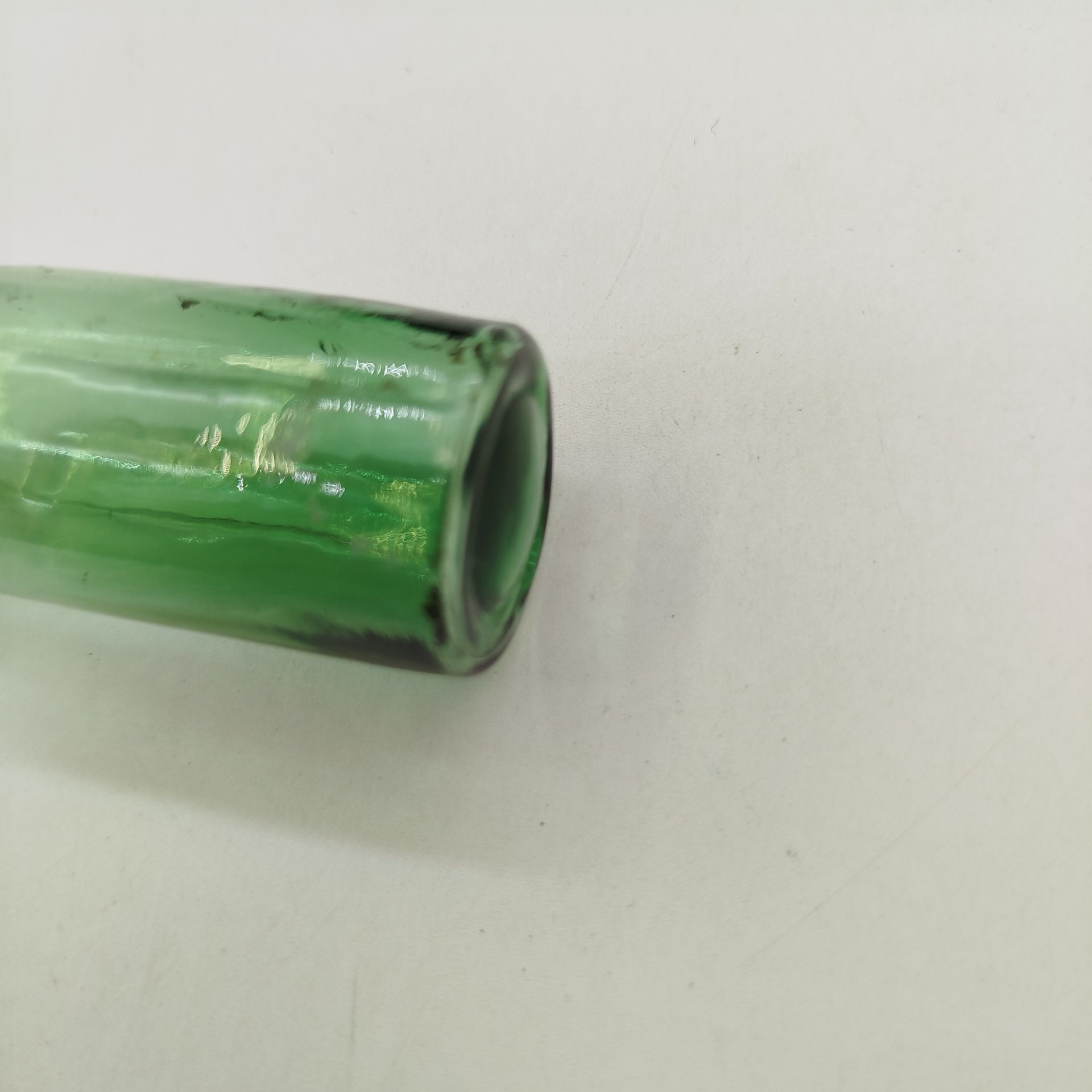 Набор из четырех аптечных пузырьков зеленого оттенка