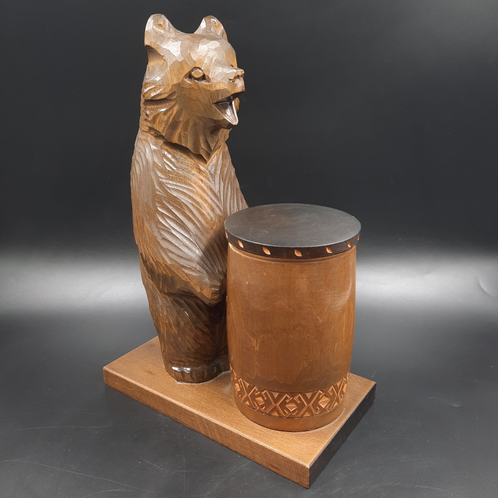 Шкатулка в виде композиции "Медведь с бочонком", дерево, резьба, СССР, 1974 г.