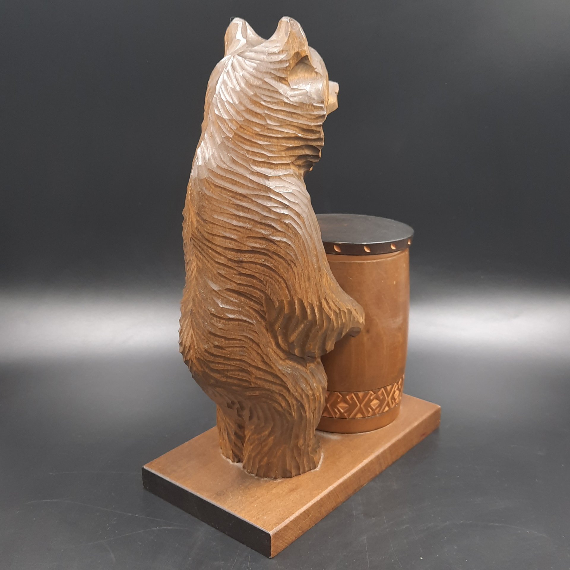 Шкатулка в виде композиции "Медведь с бочонком", дерево, резьба, СССР, 1974 г.