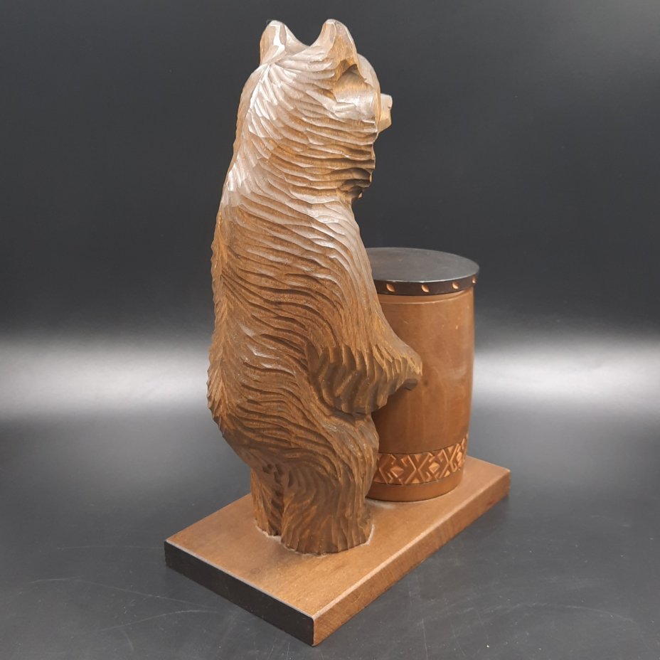 Шкатулка в виде композиции "Медведь с бочонком"