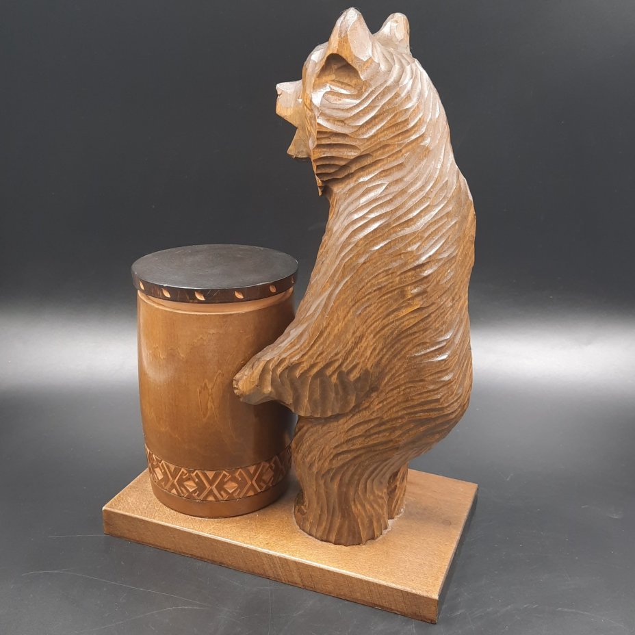 Шкатулка в виде композиции "Медведь с бочонком"